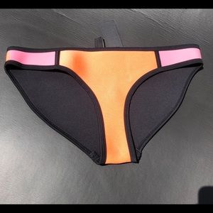 Triangl neoprene bottom